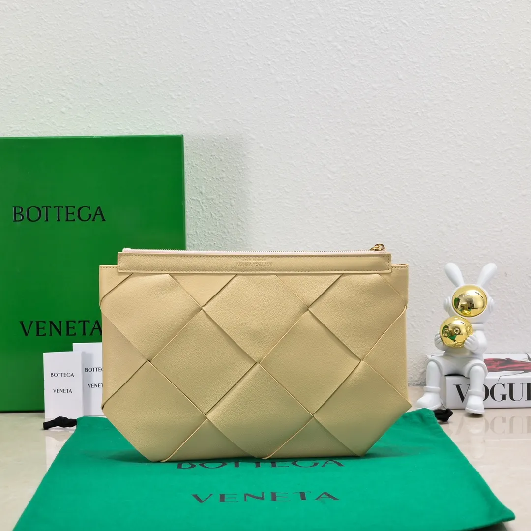 B's new lightweight shape-changing design handbag, suitable for both men and women, suitable for daily use, from small woven to large woven, simple and easy to wear, the leather has the best feel, a worth buying item, size 35*19*1cm [6689#]